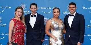 L'arrivée de jorge sampaoli sur le banc de touche de l'om ne fait quasiment plus aucun doute. Les Joueurs Du Psg Et Leurs Femmes Sur Leur 31 Au Gala De La Fondation Du Club Le Huffpost