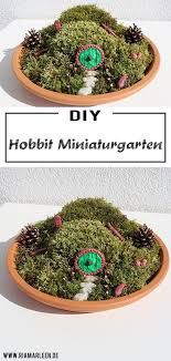 Diy Hobbit Miniaturgarten Basteln Dieser Kleine Mini Garten Ist Eine Tolle Diy Deko Und Ein Echter Hingucker In Der Wohnung In 2020 Miniaturgarten Mini Garten Hobbit