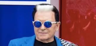 Scopriamo qualcosa di più su uno dei volti più noti della televisione italiana, il ciuffo biondo più amato d'italia. Cristiano Malgioglio Chi E Eta Altezza Fidanzato Patrick Figli Vita Privata Maria Schneider Vero Nome Biografia E Carriera