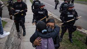 Protesters clashed with police officers in brooklyn center on sunday after an officer fatally shot a brooklyn center police released a statement following the shooting. Guj N3zly03g8m