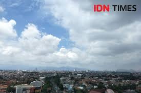 Petugas call center bpbd kota malang aziz mengatakan dari yang ia dengar suara itu seperti meriam. Bmkg Suara Dentuman Keras Di Langit Bandung Bukan Karena Faktor Alam