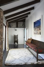 Sustantivo de género exclusivamente masculino, que lleva los artículos el o un en singular, y los o unos en plural. White Spanish Style Hallway Luxe Interiors Design
