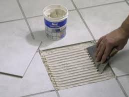 Anschließend mit hammer und schlitzschraubendrehe. Beschaedigte Fliese Austauschen Kleber Auftragen Fliesen Beschadigt Fliesenkleber