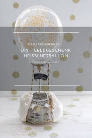 Die namen des brautpaares und das hochzeitsdatum werden auf werden auf dem sparbuch verewigt und geldgeschenke zur hochzeit. Alltagsfeierliche Begegnungen 02 Martina Upcycling Mit Zeitungspapier Ein Heissluftballon Als Kreative Verpackung Fur Ein Geldgeschenk Diealltagsfeierin De