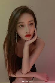 陳凱琳（英語：grace chan hoi lam，1992年6月23日－），香港女演員及主持，曾是《2013年度香港小姐競選》及《2014年度國際中華小姐競選》冠軍 ，現為無綫電視經理人合約藝員，丈夫為藝人鄭嘉穎。 é™ˆæ¢¦ç'¶eve Girl Photos Instagram