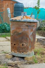 Cet incinérateur d'une qualité esceptionnelle, en acier galvanisé, possède des trous sur les côtés et sur le fond ainsi qu'une ouverture au centre du couvercle. Incinerateur Exterieur Pour L Attribution Ou Jardin Banque D Images Et Photos Libres De Droits Image 29277837