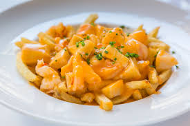 Poutine emailpin • 1 1/4 sterven geslagen zachte glazuur vulling • heldere imitatie gouden beplating • roze rubberen verzendt vanuit canada. A Canadian Classic 9 Unique Twists On Poutine To Order Now