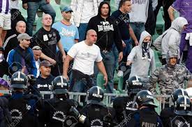 This includes local derbies as well as matches between teams further afield. Budapest 22 September Hooligans Von Ute Provozieren Die Polizisten Wahrend Ferencvaros Gegen Ujpest Otp Bank Liga Fussballspiel Im Puskas Stadion Am 22 September 2013 In Budapest Ungarn Lizenzfreie Fotos Bilder Und Stock Fotografie Image 22331268