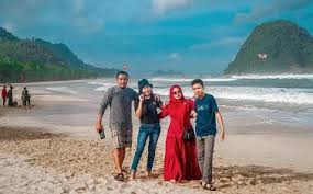 Anda ingin berlibur ke pantai nongsa? Harga Tiket Rute Dan Jam Buka Wisata Pantai Pulau Merah Banyuwangi Travel Jaya