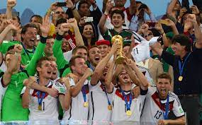 Pagina in italiano della nazionale germania, campione del mondo foto e avvenimenti della squadra e i calciatori. Calcio Mondiali 2014 La Germania Solleva La Quarta Coppa Della Sua Storia In Finale Argentina Battuta 1 0 Ai Supplementari Wikinotizie