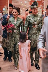Lihat ide lainnya tentang pakaian, model pakaian the bride dept on instagram: Razif And Sarah S Wedding At The Grassroots Club Baju Pengantin Pengantin Model Pakaian Wanita
