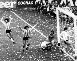 Commentata da altafini, la particolare partita dei mondiali del 1978. Mondiali Di Calcio 1978 Kempes E Bertoni Trascinano L Argentina