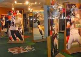 Canton, ohio (27 oct.1999) — l'ancien qbquarterback c'est le stratège de l'équipe. Pro Football Hall Of Fame Canton Ohio