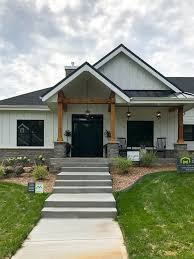 Black And White Exterior Modern Homes Modern Home Trends I M Loving Modern Farmhouse Exterior White Exterior Houses Farmhouse Exterior