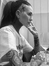 Candelaria tinelli siempre se mostró despreocupada por las críticas hacia su actitud y su personalidad, sin embargo, hasta el momento no se la había acusado de una suerte de fraude. Una Arana Enorme En La Cabeza El Nuevo Tatuaje De Cande Tinelli Diario Primera Linea