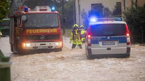 Im westen sinkt der am samstagabend sorgten unwetter auch in bayern und sachsen für überschwemmungen. Schwere Unwetter Autobahn 52 Unter Wasser Waldstuck In Niedersachsen Verwustet Wetter De