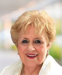 Simone Noel's Instagram, Twitter & Facebook