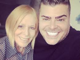 Cantora Vanusa recebe alta após 32 dias internada em hospital