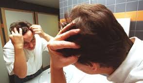 Il existe maintes produits et des vitamines pour stimuler le cheveu, mais on se rend compte rapidement qu'ils ne sont pas très il faut savoir aussi, que généralement, pour une personne saine, les cheveux poussent de 1 à 1,5 cm par mois (de 12 à 18 cm par an). Pourquoi Perd On Ses Cheveux Duree De Vie Du Cheveux Doctissimo