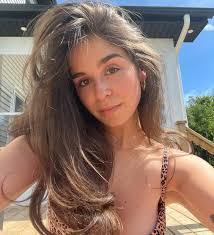 Jess Harris's Instagram, Twitter & Facebook