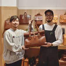 herz ヘルツはinstagramを利用しています 新作として登場後 大人気のロールトップトート t 4 を作ったスタッフと作り手にインタビュー形式で鞄について色々と話を聞きました 公式サイトのブログで公開中です この鞄を作ったきっかけや実際に使った時の