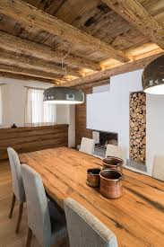 Sala Da Pranzo Ampia E Luminosa Il Legno E Il Protagonista Questo Materiale Insie Rekonstrukciya Starogo Doma Sovremennye Brevenchatye Kottedzhi Derevyannye Doma