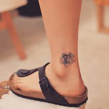 En tant que vraie invitation à la rêverie et au romantisme, la fleur se prête parfaitement à la. 60 Tatouages Sur La Cheville Pour Femme Galerie De Dessins