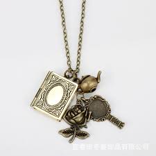 Elle découvre peu à peu que ce monstre est capable d'amour, et elle saura le délivrer du maléfice dont il. Colliers Style Vintage Film La Belle Et La Bete Du Livre Fleur De Rose Pendentifs Cle Collier Ras Du Cou Accessoires De Bijoux Victorien Buy Collier Beaute Et Bete Collier Film Collier Rose Product On Alibaba Com