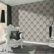 Zimmer Mit Extravaganter Barock Tapete Mit Muster In Weiss Und Grau Und Modern Interpretiertem Barock Sessel Wohnzimmer Stil Barock Tapete Tapeten