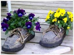 Zapatos convertidos en macetas para decorar | Plantas en botellas ...