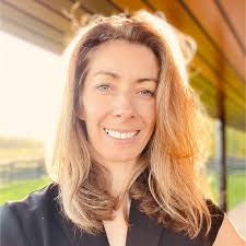 Lorna Logan's Instagram, Twitter & Facebook