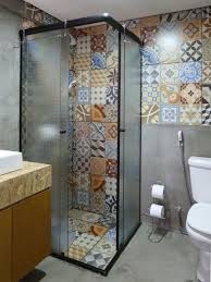 Banyo fayans seçimi yapmadan önce göz önünde bulundurmanız gereken çeşitli faktörler bulunmaktadır. Banyo Dekorasyonunda Desenli Fayanslar