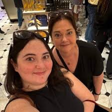 Holiday glam anyone? Do y'all ever go elegant for your holiday decor?