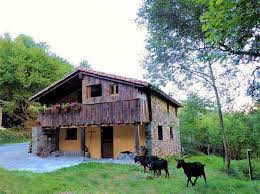 Está compuesta por 102 municipios. Casa Rural La Hirriria En San Roque De Riomiera Cantabria