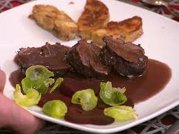 Rinderbackchen Mit Serviettenknodel Und Rote Bete Herzen Rezept Rezept Rezepte Rinderbackchen Lebensmittel Essen