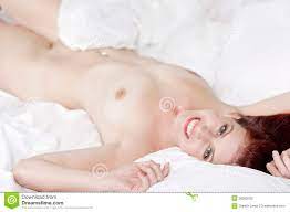 Frau nackt auf Bett stockbild. Bild von entspannt, schönheit - 30063205