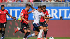 Niederlage in Wiesbaden: Ohne seine WM-Fahrer verliert der FC Bayern sein erstes Testspiel der Saison