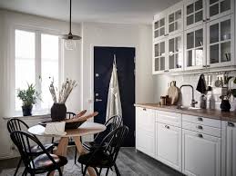 De diametro, armazón con patas metálicas de color negro y tapa de partículas de madera recubierta con chapa melaminizada de efecto natural o efecto lacado, de alta. Mesas Redondas Para Comedores Pequenos Blog Tienda Decoracion Estilo Nordico