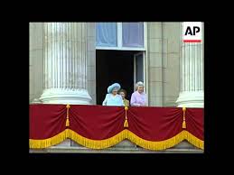 Persönliche briefe und dokumente von queen mum beleuchten eine bemerkenswerte persönlichkeit, die wie kaum eine andere figur des königshauses menschen in ihren bann ziehen konnte. Uk The Queen Mother Birthday Celebrations V Youtube