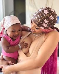 Rapper Cardi B chia sẻ bức ảnh đầu tiên của cô bé Blossom Belles và hai anh  chị em của anh ấy. Cardi B có ba đứa con với bố con của
