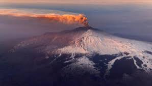 Avrupa'nın en aktif yanardağı etna yanardağı dün gece yeniden faaliyete geçti. Etna Yanardagi Haberleri