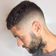 Dessus en avant avec frange crop et côtés undercut. Les Tendances Coiffure Homme En 2021 Douce Evasion