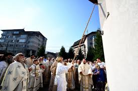 Sfintii mari imparati si intocmai cu apostolii constantin si mama sa, elena, sunt pomeniti in calendarul crestin ortodox la 21 mai. Biserica SfinÅ£ii ImpÄƒraÅ£i Constantin Si Elena Din Gura Humorului A Primit Vesmantul SfinÅ£irii Doxologia