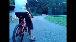 Jump fly basikal lajak kecundang youtube. Aksi Ngeri Eksiden Basikal Lajak Yang Kecundang Carigold Forum