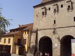 Camerele pensiunii bella vista au pardoseală din lemn, tv și baie. Turnul Croitorilor Sighisoara Destimap Destinations On Map