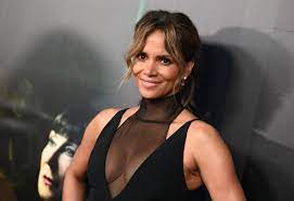 No one is doing it on social media quite like halle berry. Halle Berry Schuttelt Auf Instagram Live Die Garderobenfehlfunktion Ab Ich Habe Einen Janet Jackson Moment Aktuelle Boulevard Nachrichten Und Fotogalerien Zu Stars Sternchen