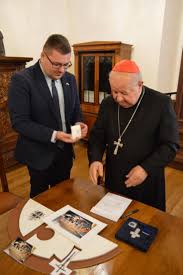 Dziwisz bíboros győrbe látogatott a könnyező szűzanya ünnepén. Szent Papai Ereklyet Kaptak Ajandekba Baon
