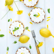 C Est Fou Ce Que L On Peut Etre Creatif Avec Une Simple Tarte Au Citron Stylisme Culinaire Mini Tarte Recettes De Cuisine