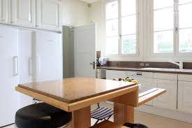 Des tables hautes de cuisine pour tous les goûts. Classical Kitchen With Original Table C0591 Mires Paris