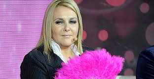 La periodista y diputada pamela jiles visitó llegó tu hora donde los panelistas le realizaron difíciles preguntas como su reacción tras la detención de su hijo por haber robado en un mall, su militancia política cuando era niña, el machismo en el parlamento, su paso de la farándula a la política. Pamela Jiles Yo Fui Prostituta Glamorama